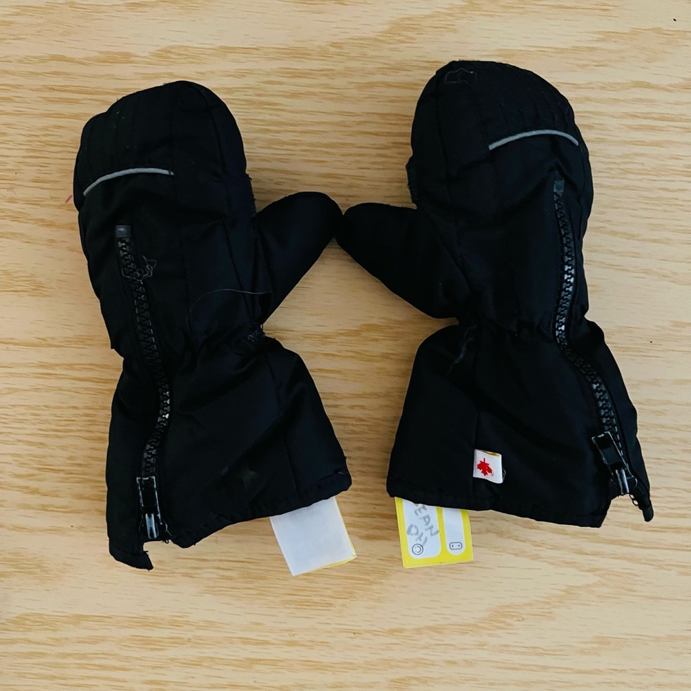 Kids Black Insulated Mittens - Unbranded